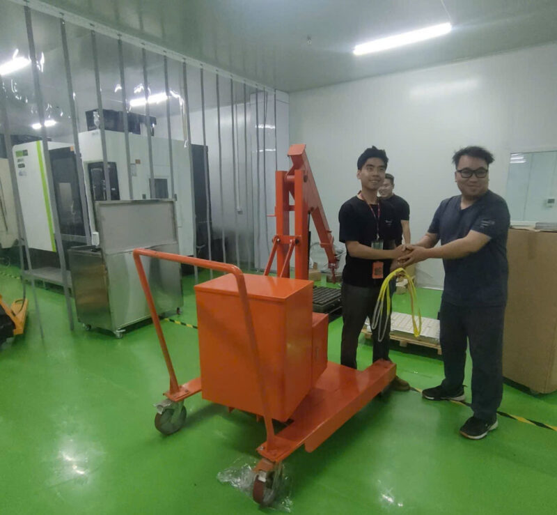 Cần cẩu có thể xoay 360 độ và xếp hàng lên thùng xe nhanh chóng