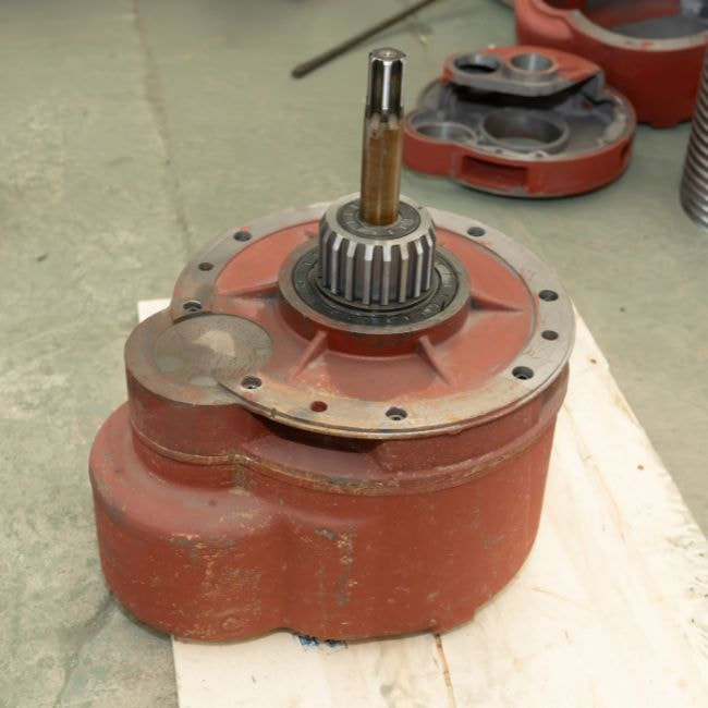 Hộp số palang điện CD được đúc từ gang, bánh răng trụ nghiêng được tôi luyện kỹ càng