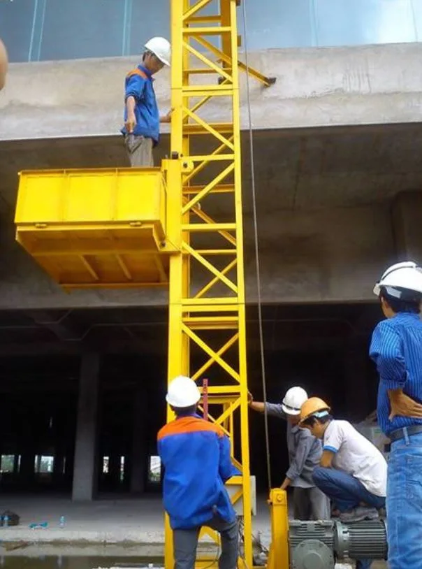 Nhân viên thao tác vận hành vận thăng 