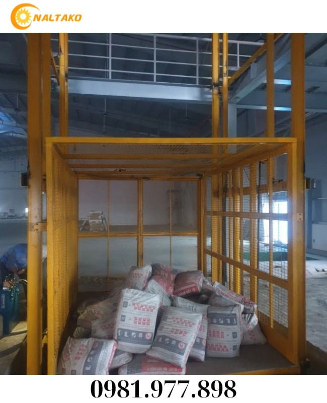 Hydraulic Freight Lift with Cage 3 Hydraulic Freight Lift with Cage 3