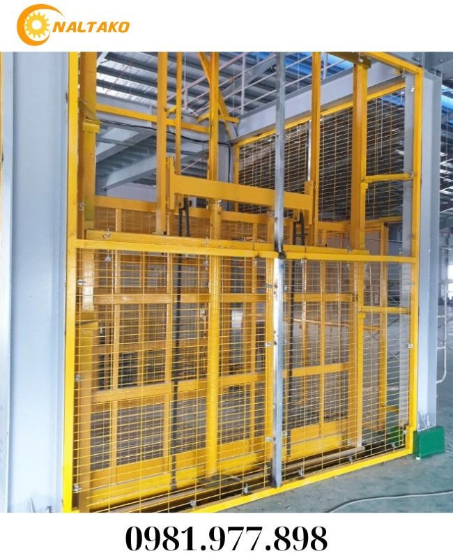Hydraulic Freight Lift with Cage 2 Hydraulic Freight Lift with Cage 2