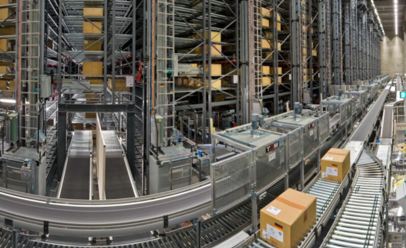 Kho tự động là hệ thống lưu trữ sử dụng rô bốt, băng tải và phần mềm quản lý