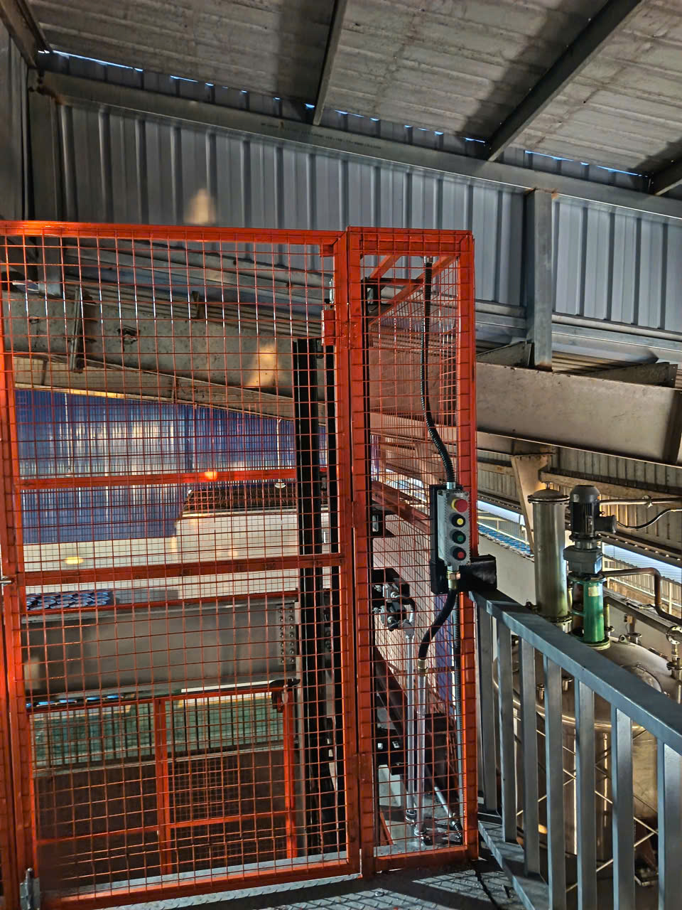 Bạn cần nắm các kiến thức về thang nâng hàng để không bị "qua mặt"