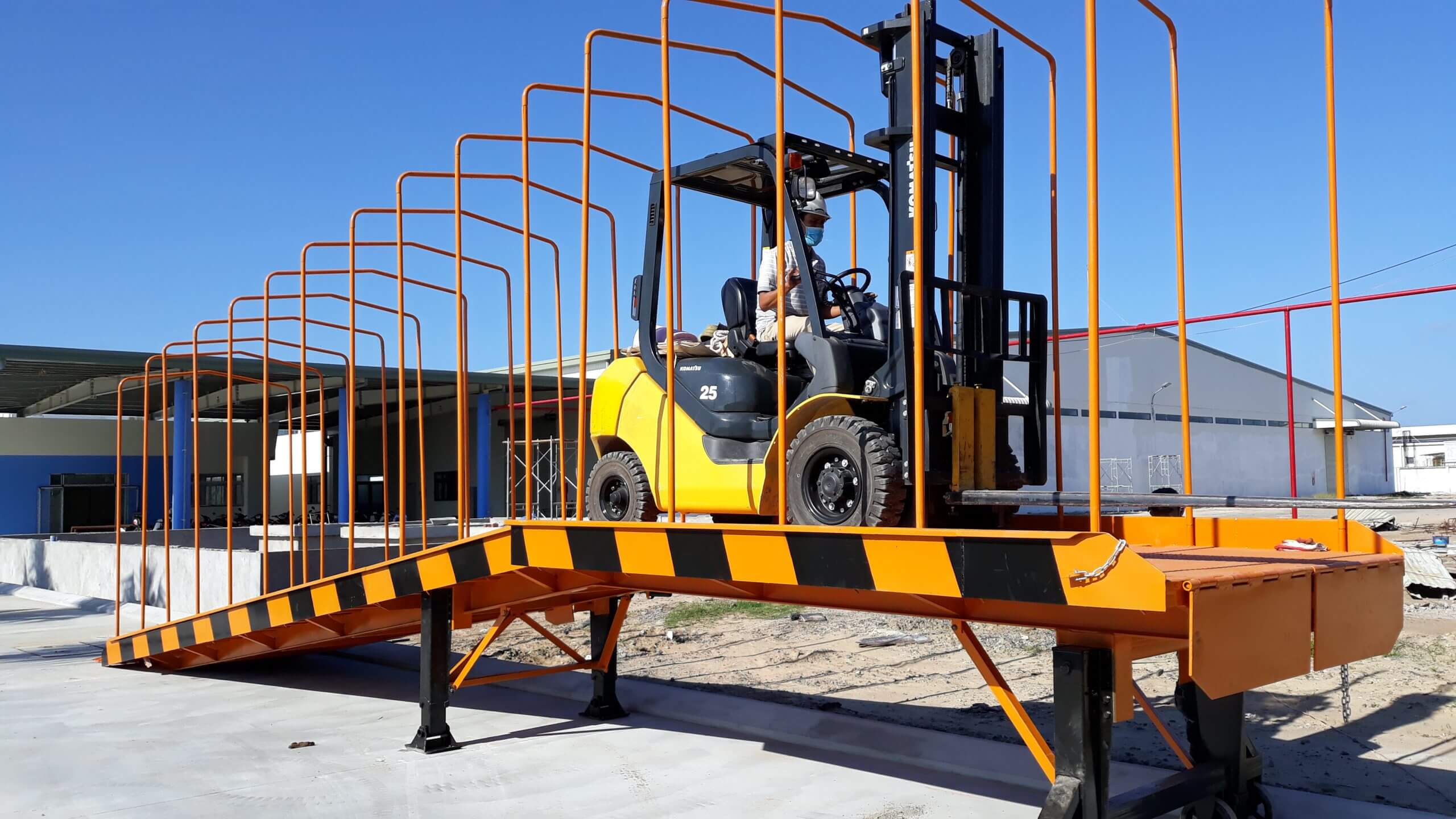 Địa chỉ cung cấp cầu dẫn xe nâng có mái che chất lượng