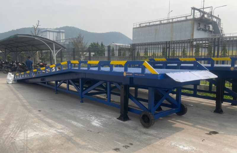 Cầu dẫn chắc chắn, có đường dốc an toàn, giúp xe nâng di chuyern lên xuống dễ dàng 