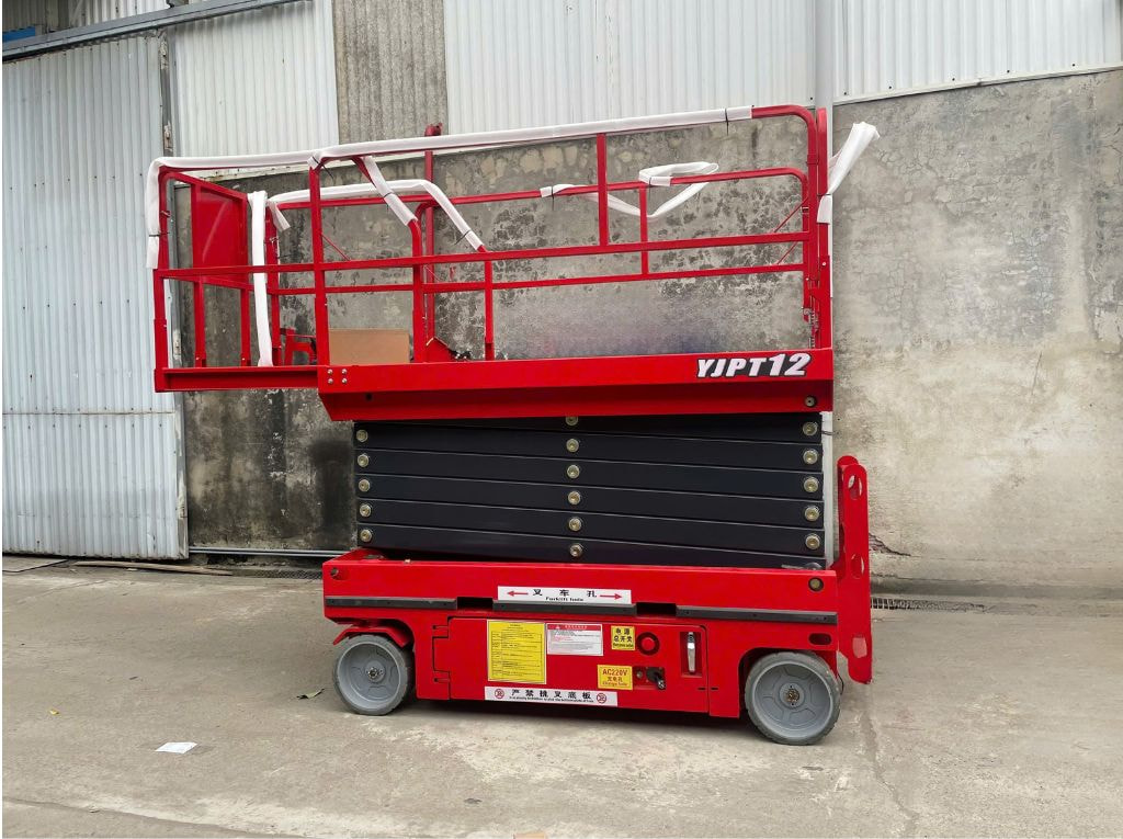 Xe nâng người giúp đội ngũ KTV Quốc Khánh thực hiện các công việc trên cao dễ dàng