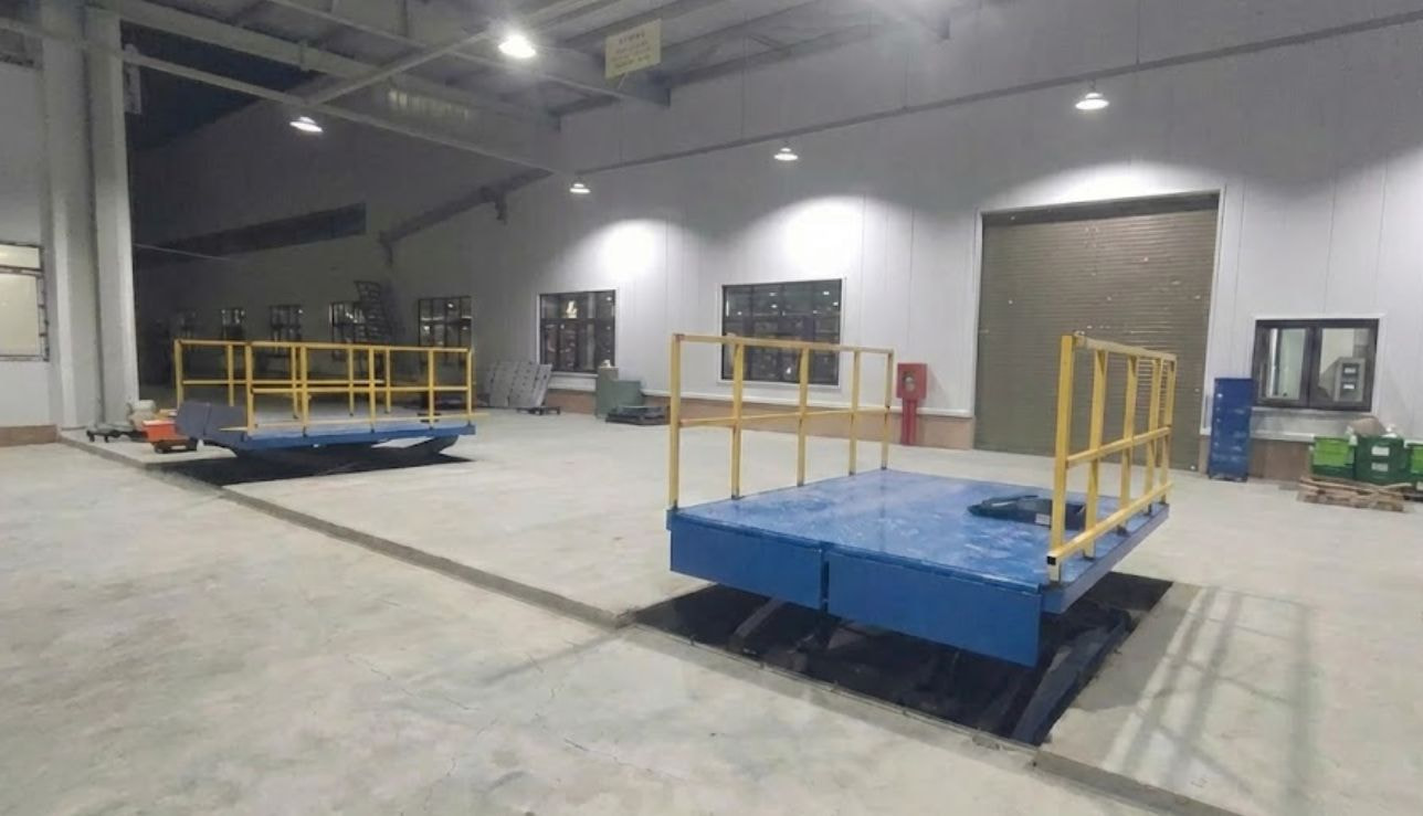 Tiến hành hạ bàn nâng thủy lực xuống hố pit