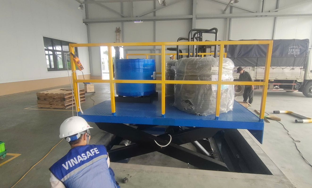 Thực hiện kiểm định bàn nâng thủy lực