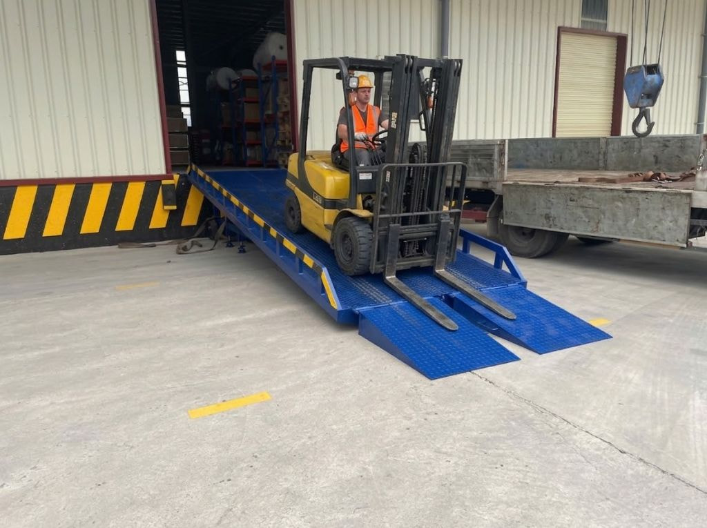 Cầu dẫn xe nâng Naltako đáp ứng nhu cầu nâng hạ lớn, an toàn khi vận hành