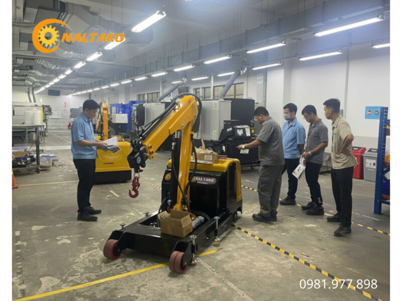 Kỹ thuật viên hướng dẫn tận tình trong buổi Naltako bàn giao cẩu mini tại Hồ Chí Minh.