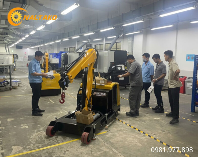 Công tác chuẩn bị kỹ lưỡng trước khi Naltako bàn giao cẩu mini tại Hồ Chí Minh.