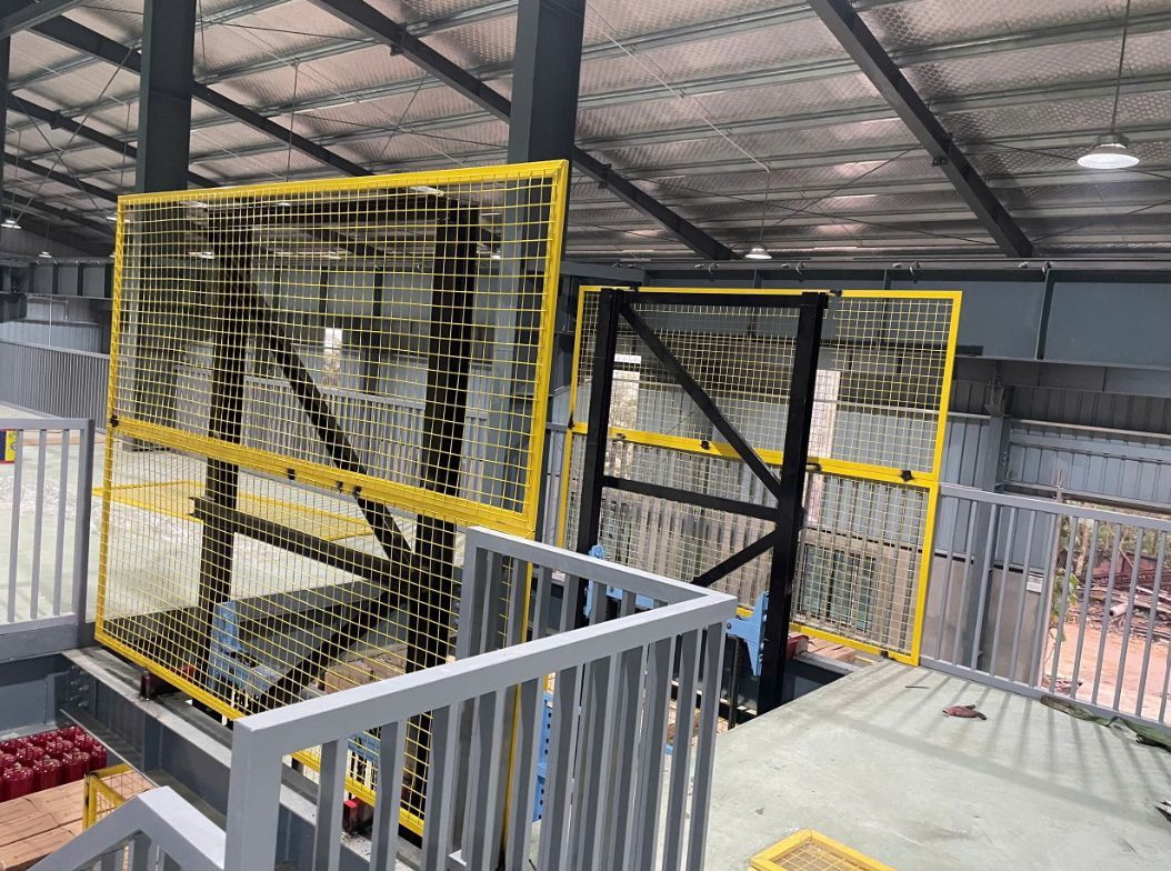 Dựng khung và vách lưới bảo vệ 