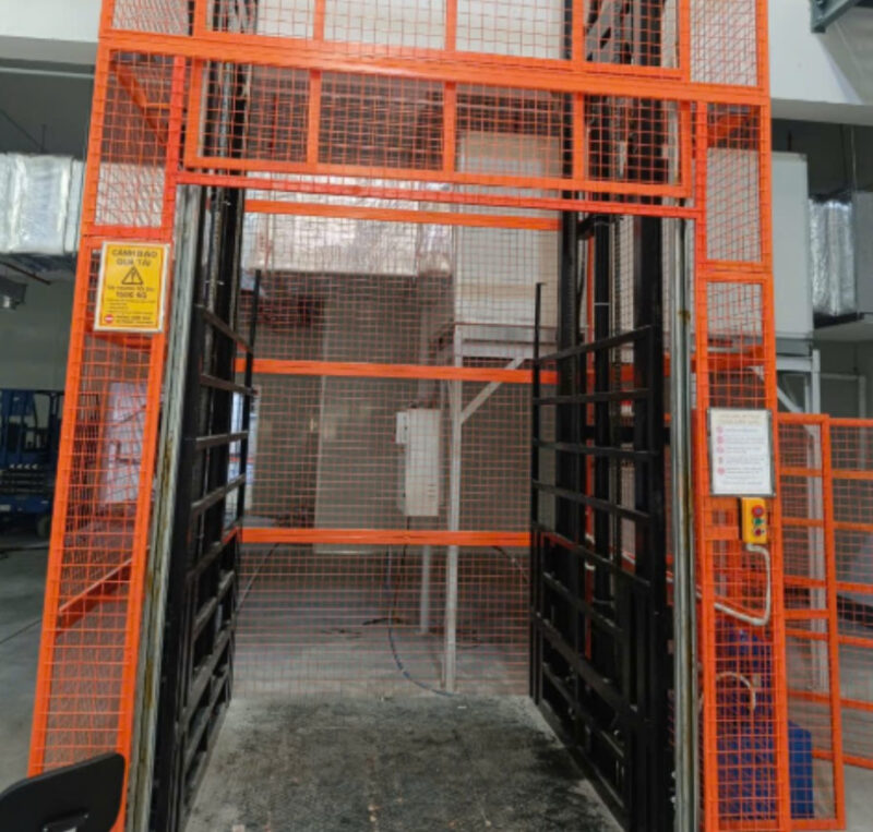 Bàn giao thang nâng hàng tại Core 5 