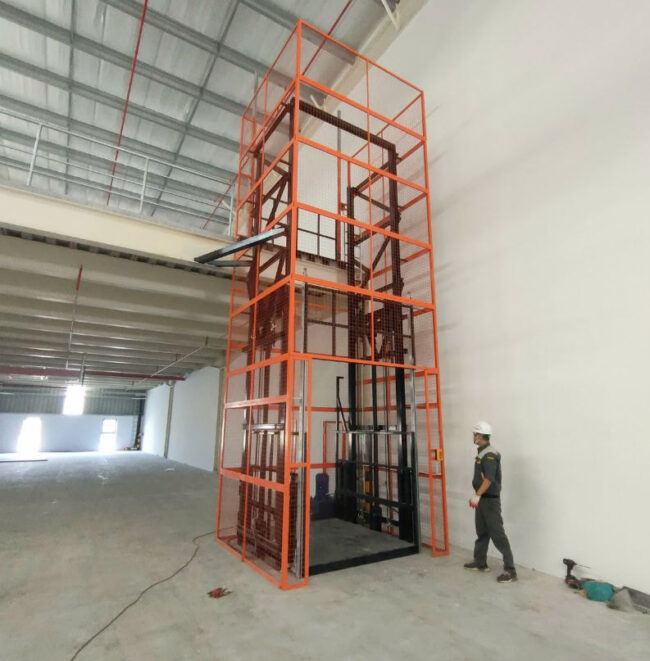 Naltako bàn giao thang nâng hàng tại Quảng Ninh