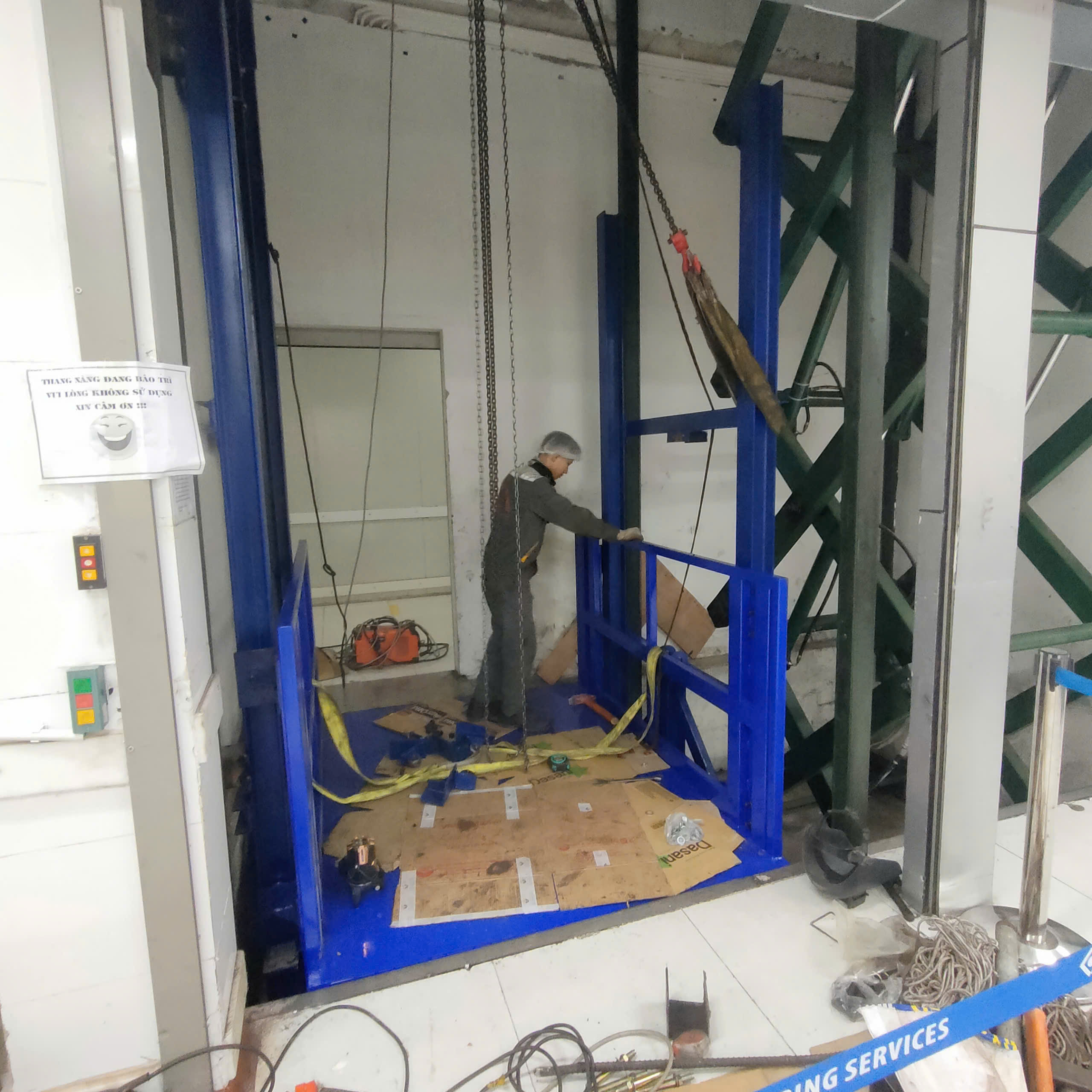 Bạn phải bảo trì thang nâng cũ thường xuyên