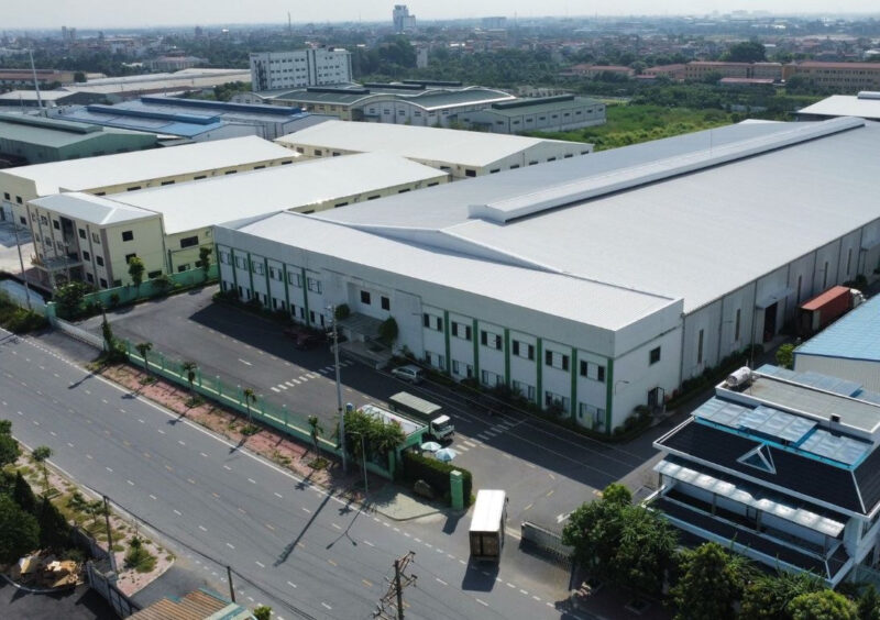 Nhà máy sản xuất là gì? Nhà máy sản xuất là cơ sở công nghiệp quy mô lớn, sử dụng máy móc tự động vào dây chuyền sản xuất