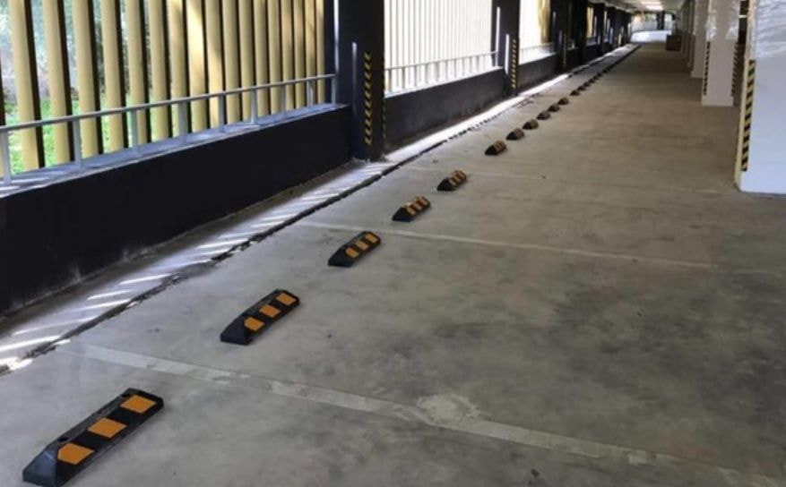 Cục chặn bánh xe giúp xe không di chuyển khi dừng 