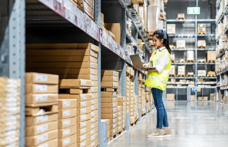 Sau khi tiếp nhận, hàng hóa cần được sắp xếp vào các vị trí phù hợp trong kho 