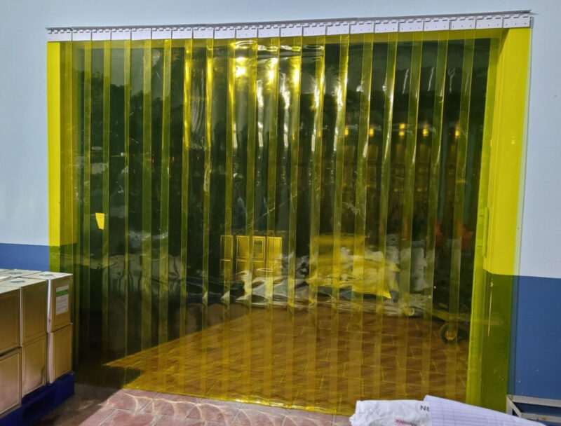 Để bảo quản rèm nhựa ngăn lạnh, nên vệ sinh cẩn thận, tránh sử dụng hóa chất để làm sạch 