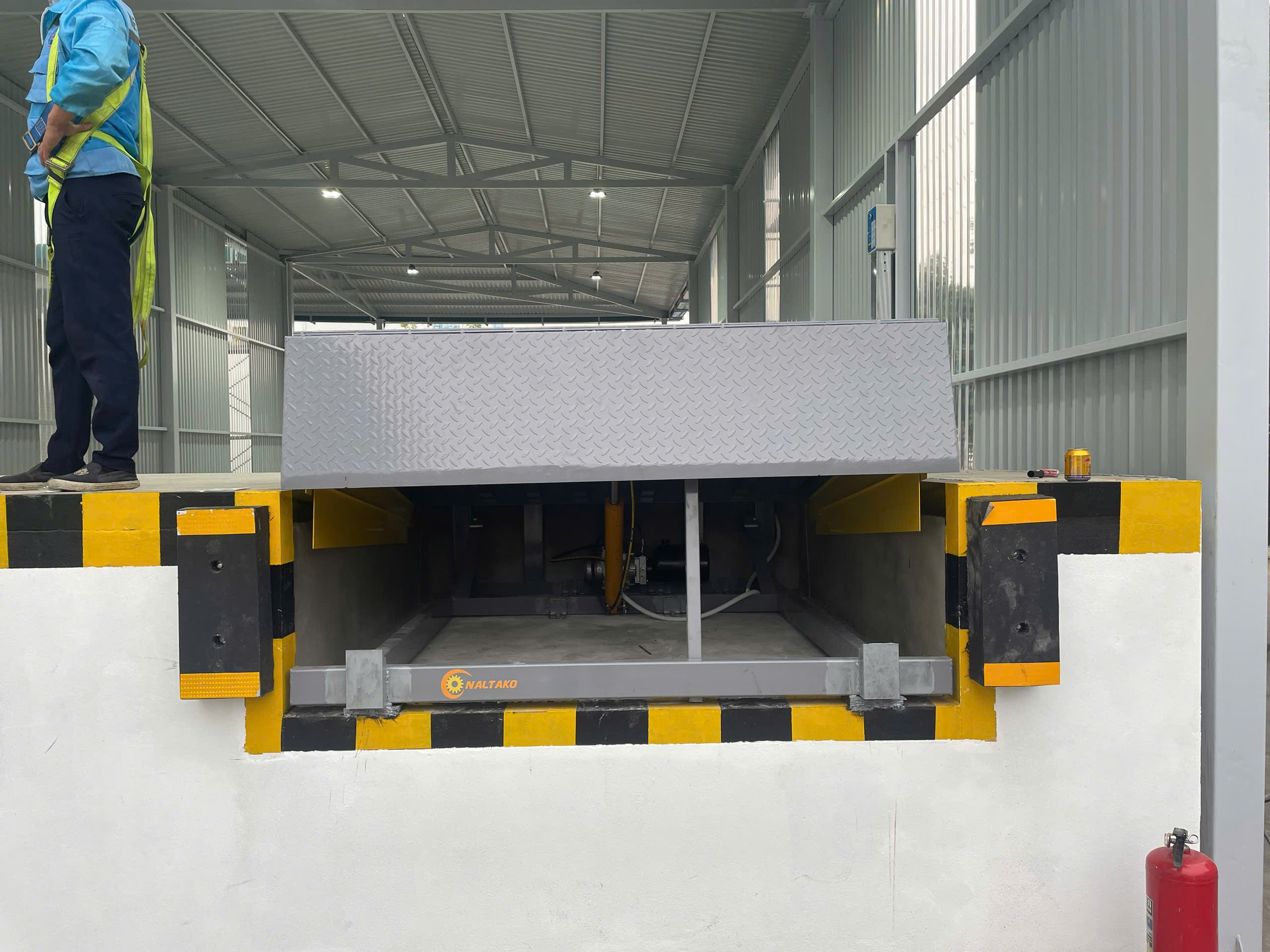 Hệ thống truyền động thủy lực giúp sàn nâng vận hành êm ái, an toàn