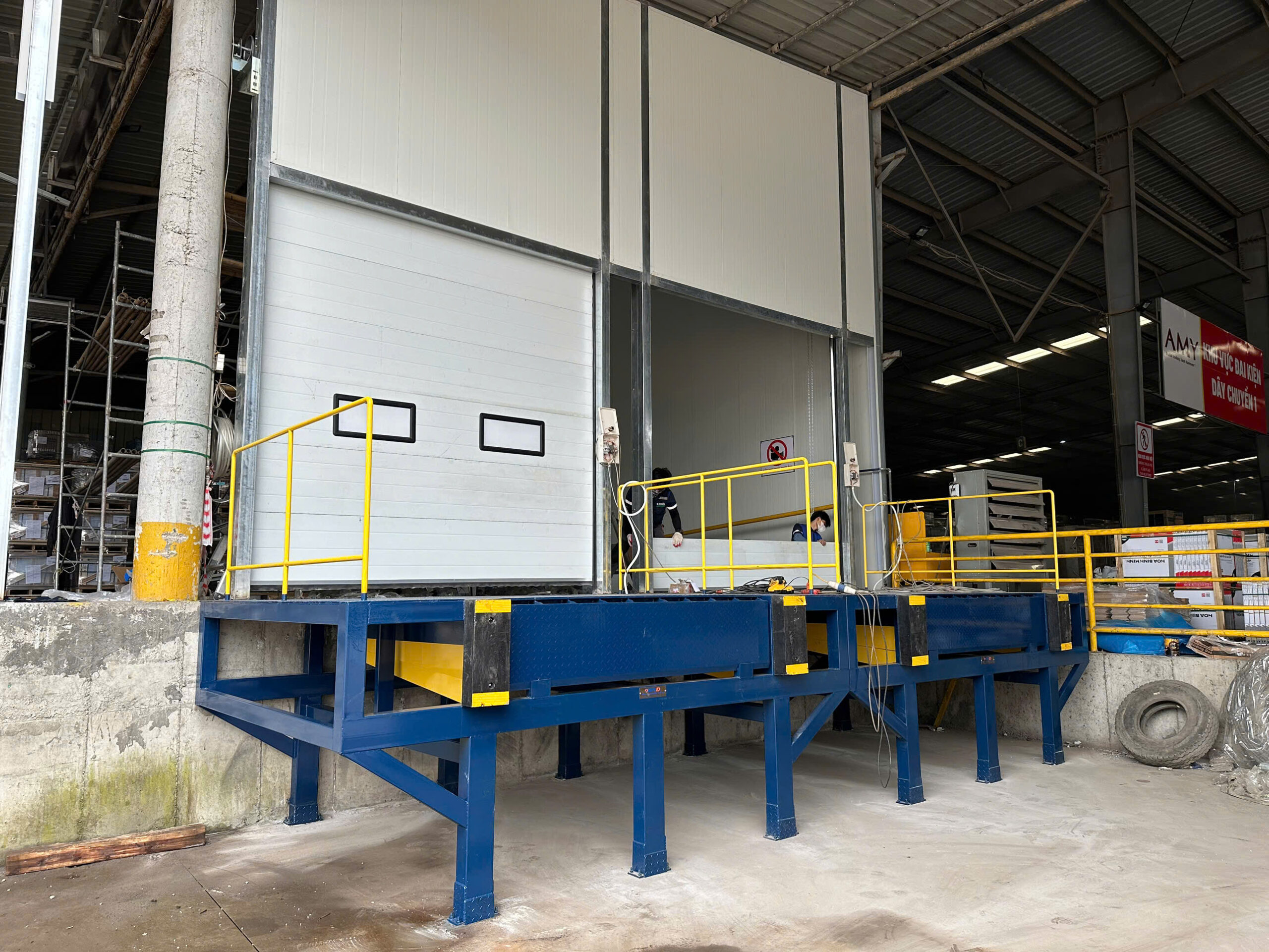 Giá sàn nâng thủy lực ảnh hưởng bởi nhiều yếu tố khác nhau, liên hệ ngay với Naltako để được báo giá và tư vấn lắp đặt chi tiết 