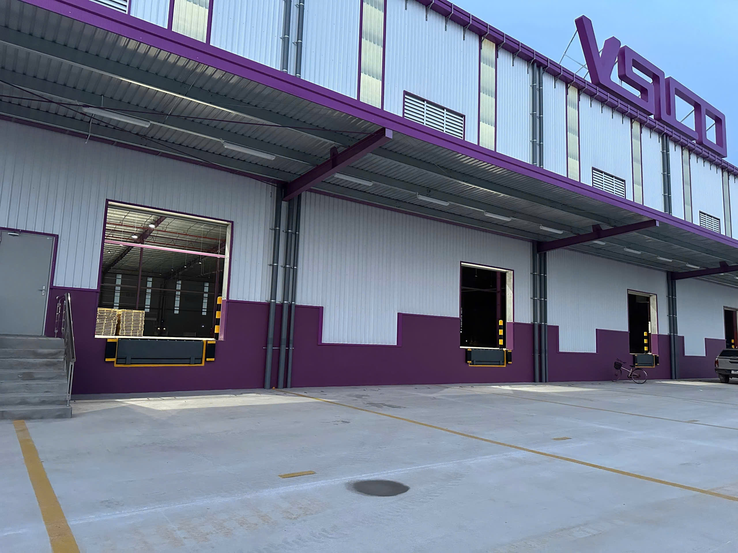 Sàn nâng đảm bảo tiến độ trong kho logistic diễn ra liền mạch, nhanh chóng