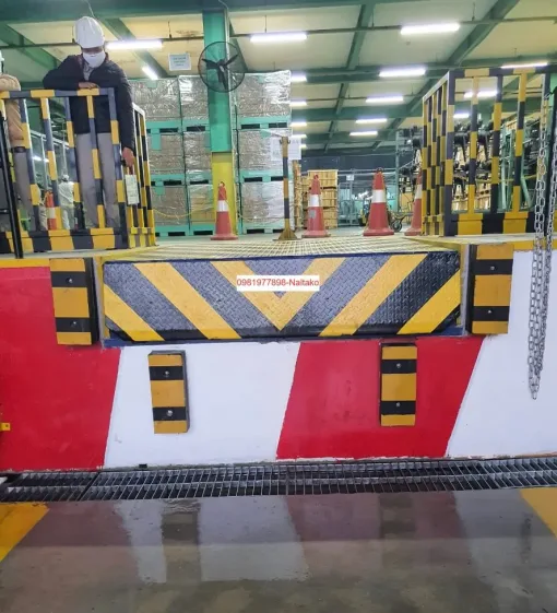 Sàn nâng dock leveler 8 tấn kết nối sàn kho với xe container