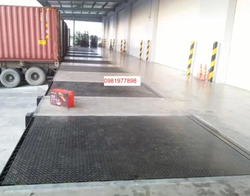 Sàn nâng dock leveler ở trạng thái hạ tối đa