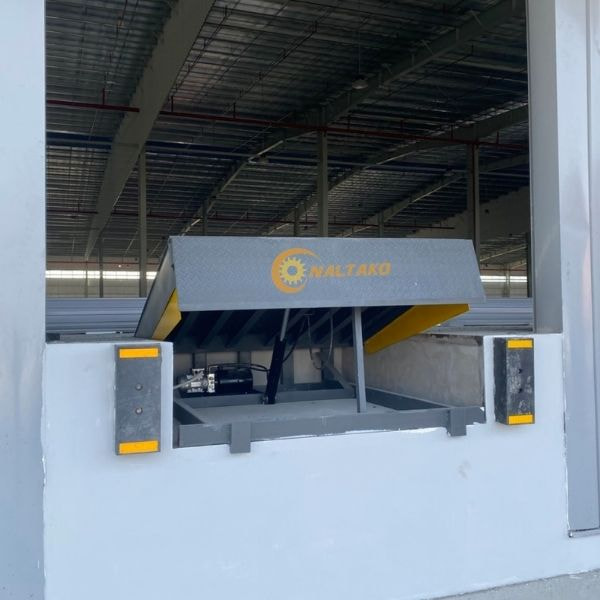 Sàn nâng thủy lực là thiết bị chuyên dụng trong logistics