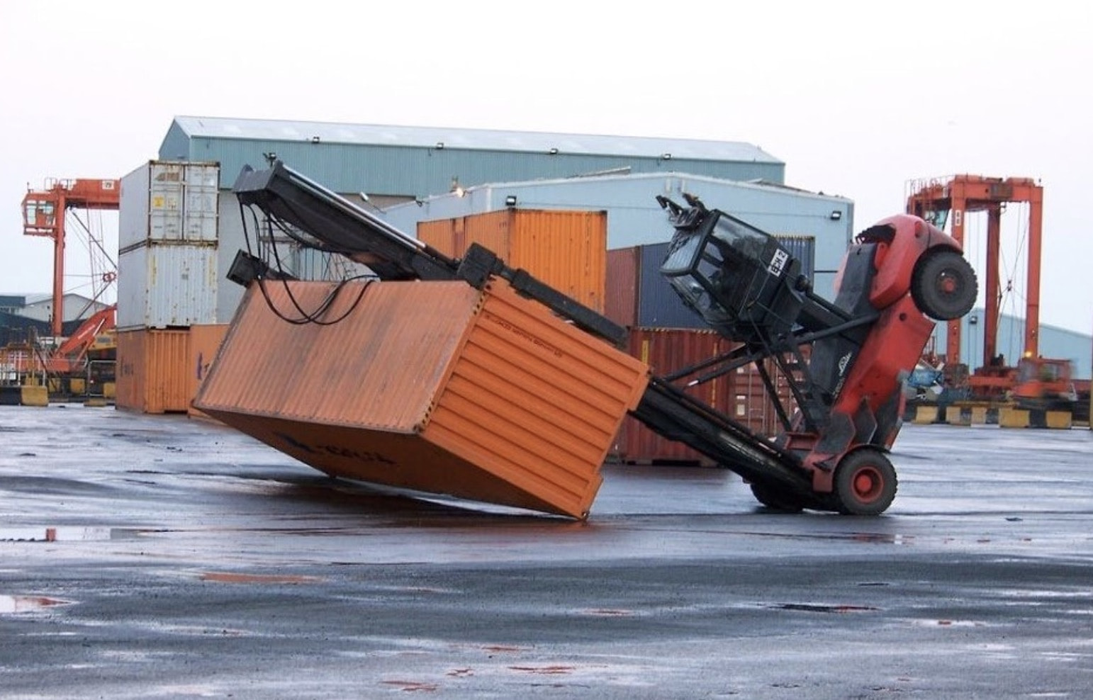 Tuyệt đối không nâng hàng hóa tải trọng quy định