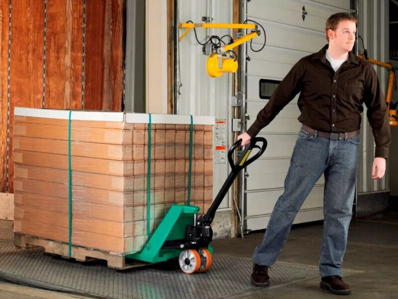 Để tính toán chính xác tải trọng xe nâng, cần dựa vào tâm tải trọng 