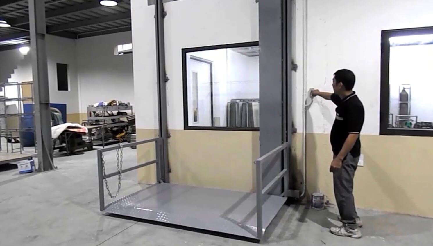 Thang nâng hàng thuỷ lực là gì?