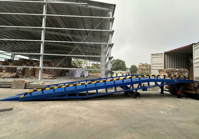 Sử dụng thép chịu lực làm cầu dẫn xe nâng đảm bảo khả năng chịu tải lớn