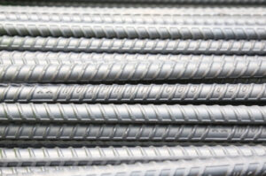 Thép phi gân được hàn lên khung thép giúp chống trơn trượt và tăng độ mat sát cho bánh xe 