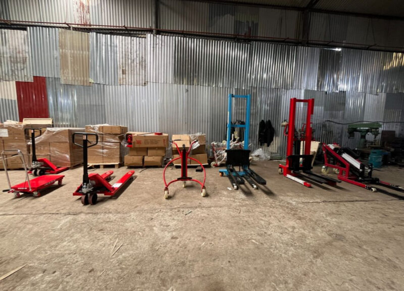 Thiết bị nâng hạ bằng tay là các dụng cụ hoặc máy nâng sử dụng sức người