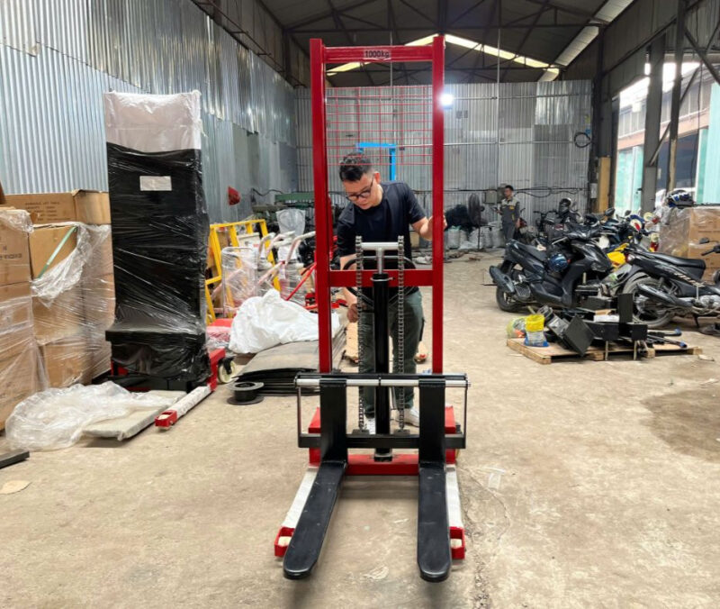 Để sử dụng thiết bị nâng hạ bằng tay an toàn, cần đào tạo người sử dụng vận hành đúng