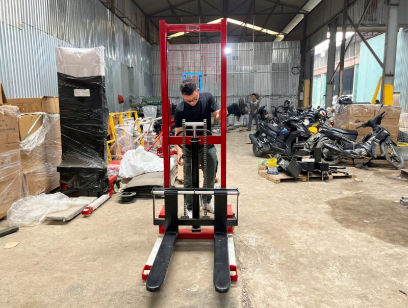 Xe nâng tay cao - dễ dàng di chuyển trong các kho hàng hẹp 