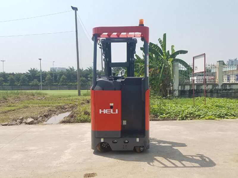 Xe nâng Reach Truck - một thiết bị nâng kho hẹp phổ biến 