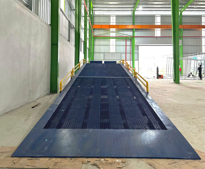 Cầu dẫn xe nâng tại kho xưởng 