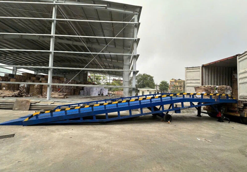 Ưu điểm của cầu dẫn xe nâng lên container là đảm bảo an toàn khi vận hành 