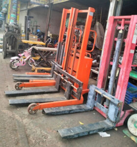 Xe nâng tay cũ có nhiều mức giá khác nhau, tùy thuộc vào tải trọng và thương hiệu