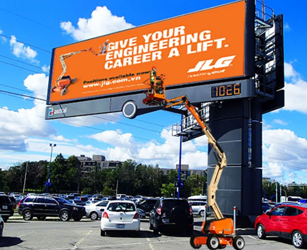 Boom lift giúp thi công biển quảng cáo dễ dàng hơn