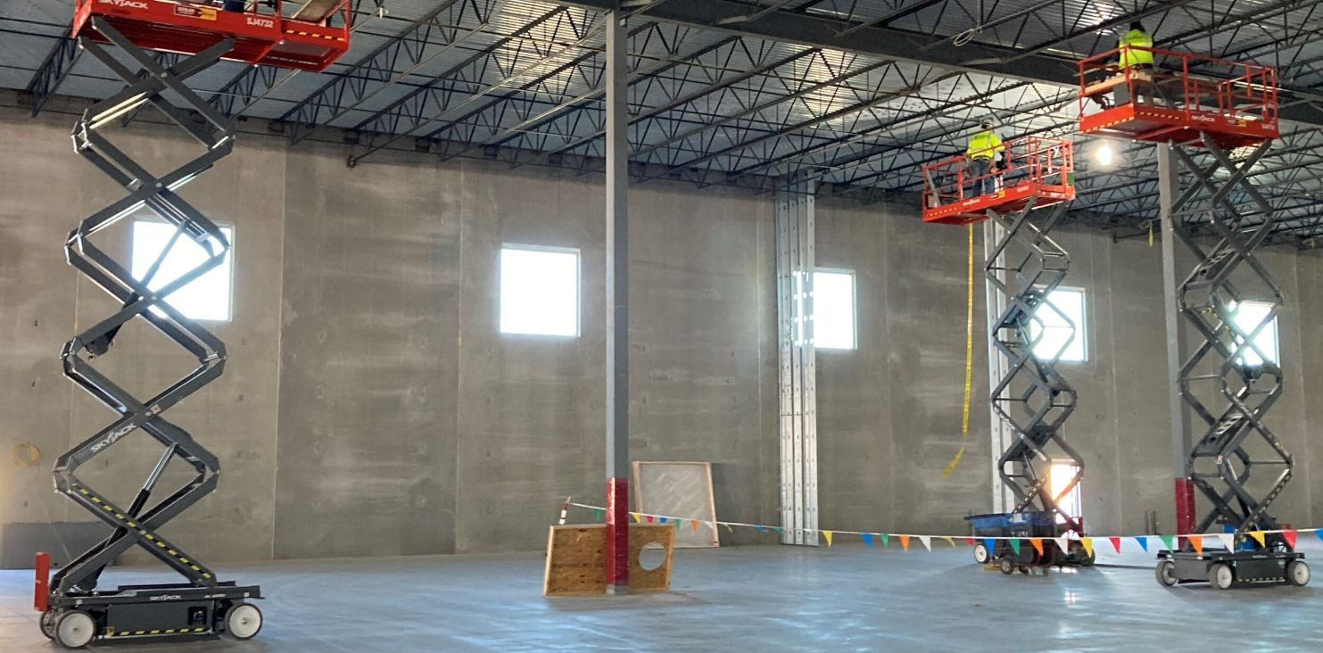 Xe nâng người chạy điện di chuyển linh hoạt trên mọi địa hình