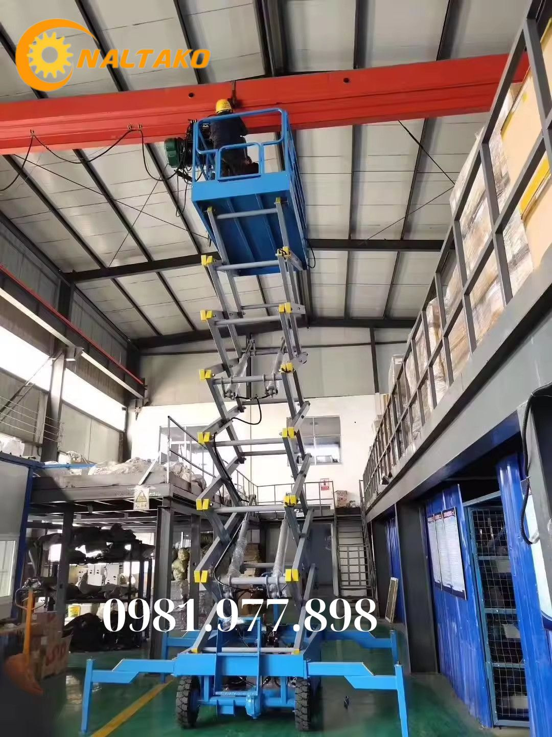 Xe nâng người làm việc trên cao