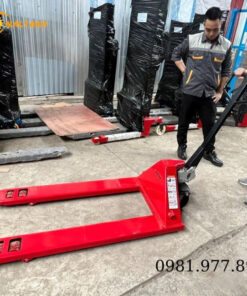 Xe nâng tay 3 tấn giúp vận chuyển hàng hóa mà không cần dùng động cơ điện