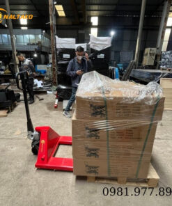 Xe nâng tay thấp 3 tấn của Naltako có khung thép dày dặn