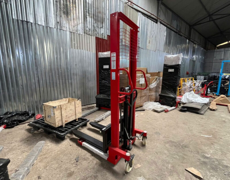 Xe nâng tay cơ có giá thành thấp, phù hợp với các doanh nghiệp nhỏ 