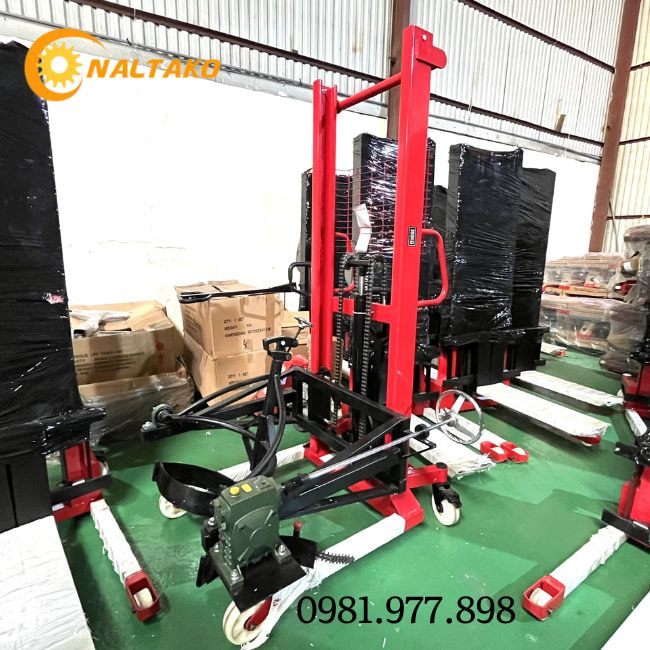 Xe nâng quay đổ phuy tay cao 6 Xe nâng quay đổ phuy tay cao 6