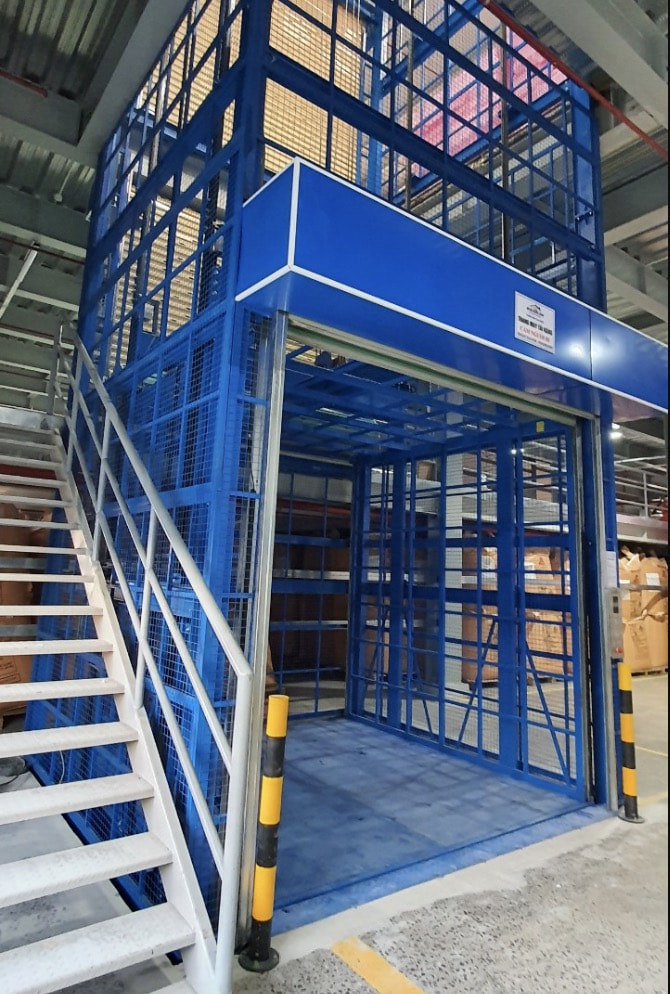 Thang nâng hàng thủy lực